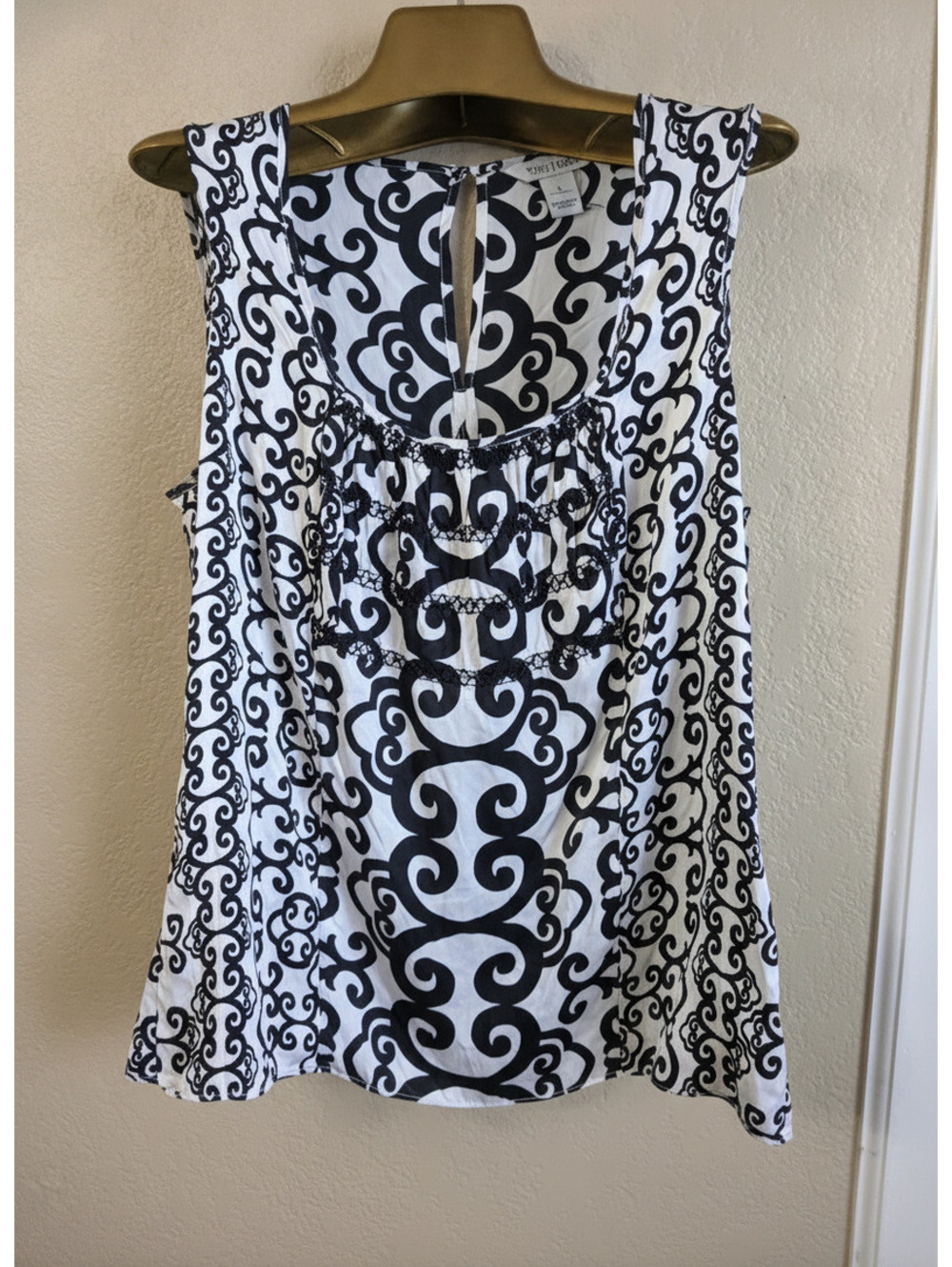 White House Black Market Black and White Sleeveless Blouse Size L Light and Airy